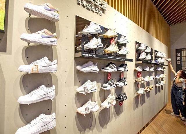 动跑鞋的“中底”战役新利体育18国产运