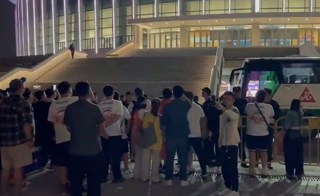 骂天津球员+吐口水 高喊“枪毙时德帅”新利体育网站入口大争议！上海球迷疯狂辱