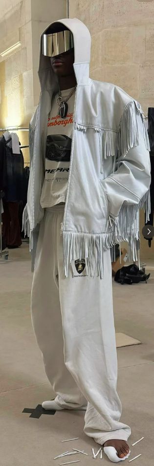 推出赤足鞋卖1万网友吐槽：扔街上都不捡新利体育最新版app不坑穷人！巴黎世家(图3)