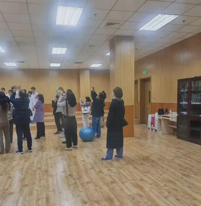 家长会被拍：低调藏在人群中！新利体育最新版app袁泉开(图2)