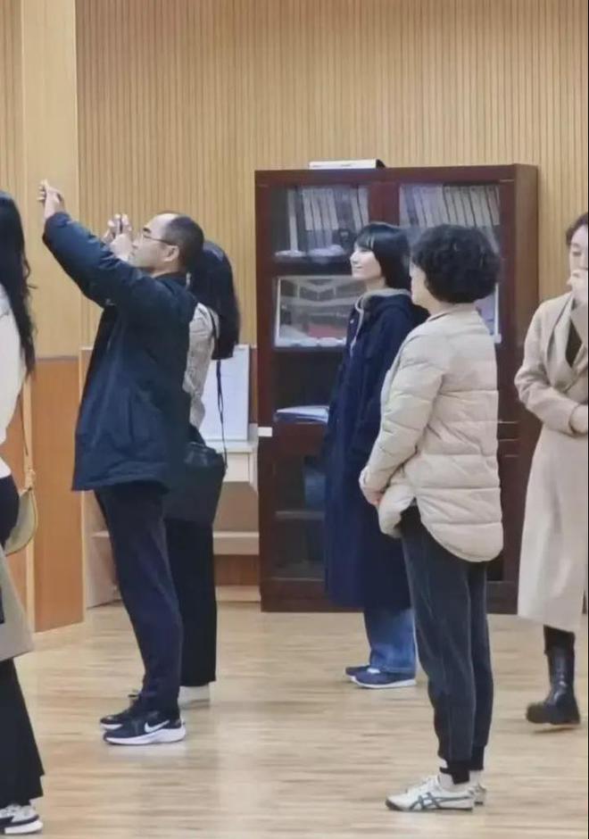 家长会被拍：低调藏在人群中！新利体育最新版app袁泉开(图3)