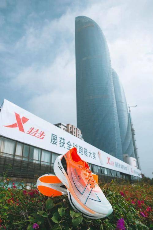 落光脚跑完全程泪洒赛场特步回应引争议新利体育网页版崩溃！全马途中鞋底脱(图2)