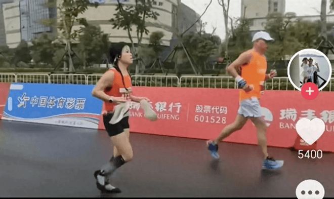 落光脚跑完全程泪洒赛场特步回应引争议新利体育网页版崩溃！全马途中鞋底脱(图13)