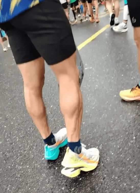 落光脚跑完全程泪洒赛场特步回应引争议新利体育网页版崩溃！全马途中鞋底脱(图9)