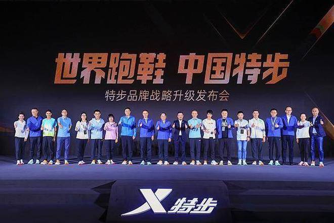 落光脚跑完全程泪洒赛场特步回应引争议新利体育网页版崩溃！全马途中鞋底脱(图10)