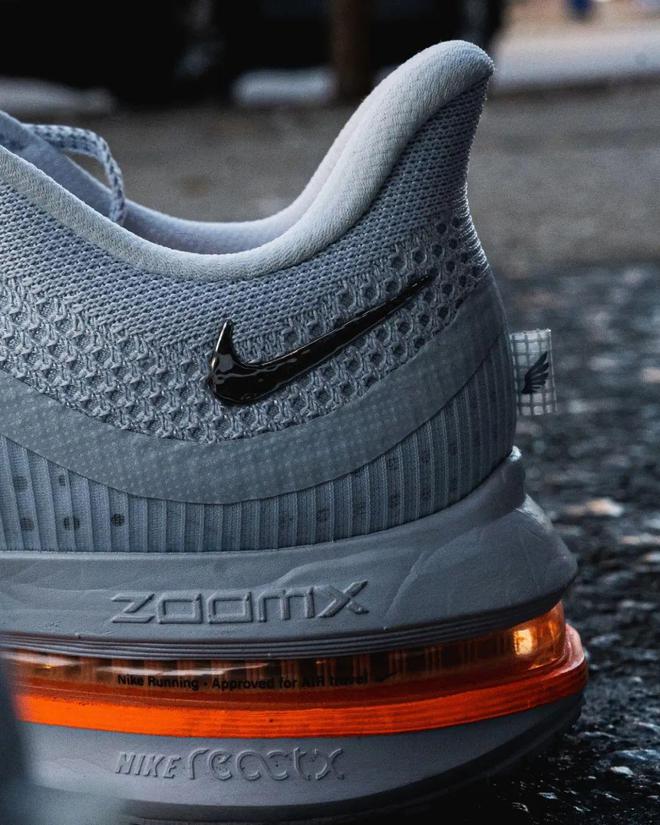 Nike跑鞋把能给的都给足了新利体育登录配置诱人！这双(图2)